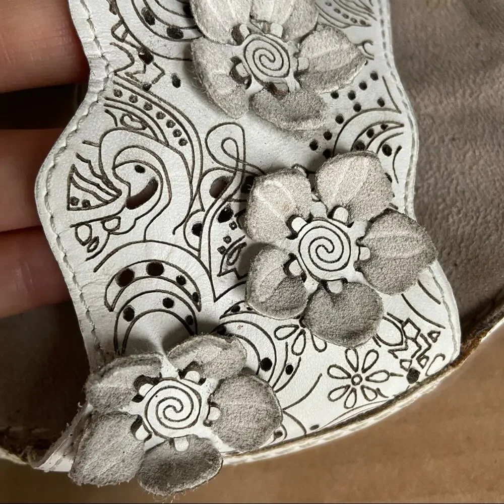 Sonoma Cheeky White Leather Floral Wedge Heels Sz 7 Sandals Boho Pyrography !